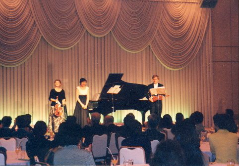 Na japonském turné v tokijské Nikkei Hall, 1998