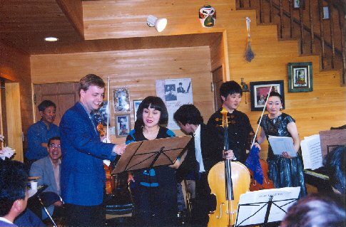 Se členy Nagojské filharmonie na domácím koncertě v Cukude, Japonsko, 1999