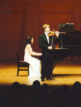 Houslový virtuos Pavel Eret s klavíristkou Emiko Morimoto, 2001