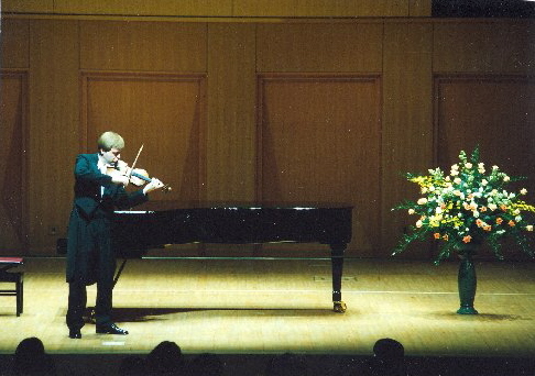 Pavel Eret hraje skladbu pro sólové housle