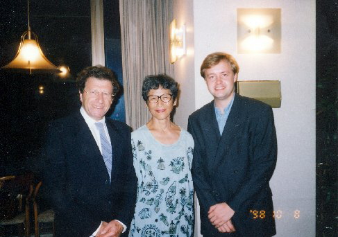 Na párty s dirigentem Mosche Atzmonem, 1998