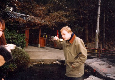 Houslista Pavel Eret v budhistickém chrámu otera, 2000