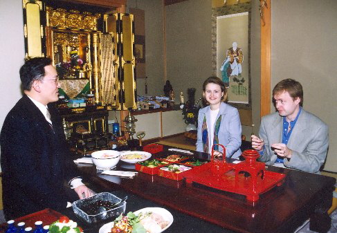 Se svou sestrou Věrou na tradiční novoroční hostině, 2003
