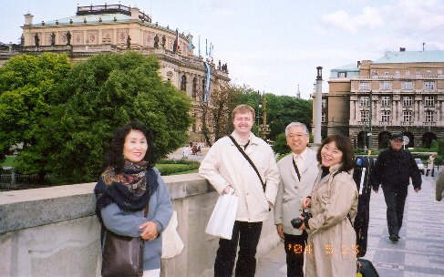 Při návštěvě Nagojské filharmonie v Praze, 2004